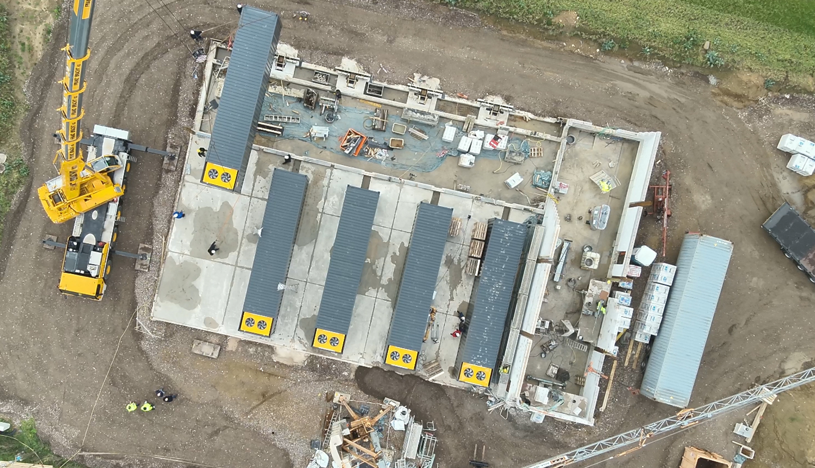 Blick aus der Adlerperspektive während des Baus einer Batteriespeicheranlage.