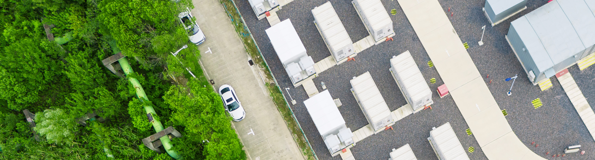 Blick aus der Adlerperspektive auf eine Batteriespeicher-Anlage in einer urbanen Umgebung.