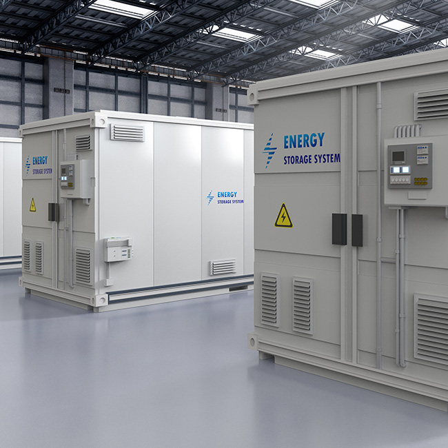 Große Batteriespeicheranlage in heller Industriehalle, bestehend aus weißen Container-Modulen mit Steuerungseinheiten und Warnsymbolen, umgeben von moderner Infrastruktur.